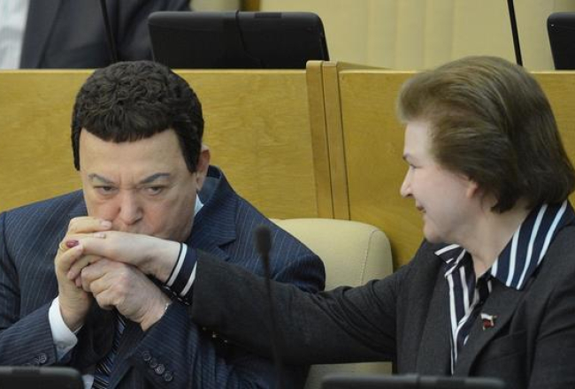 Krievijas Valsts domē pirms balsojuma, kas liedz krievu bērnu adopciju uz ASV - par krievu mafijas kasieri sauktais dziedātājs Josifs Kobzons skūpsta roku bijušajai kosmonautei Valentīnai Tereškovai. Foto: AFP/LETA