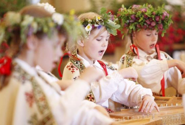 Mazās koklētājas un dziedātājas piedalās Dziesmu svētkos. Foto: Nora Krevneva, F64