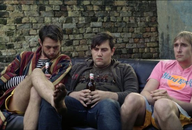 Kolēģi sēņo. Kadrs no jaunās latviešu filmas "Sēņotāji". Publicitātes foto