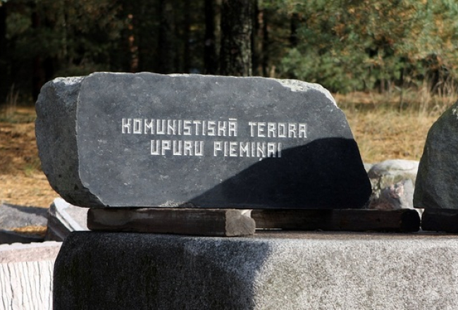 Tēlnieka Paula Jaunzema kaltie akmeņi darbnīcā Vakarbuļļos represēto Latvijas iedzīvotāju piemiņas memoriālam Torņkalnā. Foto: Edijs Pālens, LETA