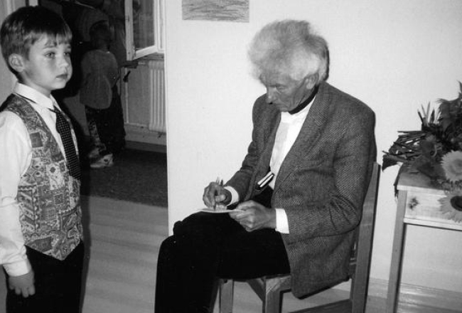 Vēsturiska fotogrāfija - Arnis Koroševskis kopā ar dzejnieku Imantu Ziedoni. Foto no personīgā arhīva