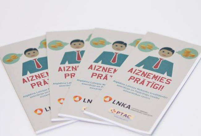 Latvijas Nebanku kredītdevēju asociācijas un Patērētāju tiesību aizsardzības centra rīkotās sociālās kampaņas "Aizņemies prātīgi!" informatīvie bukleti. Foto: Renāte Briede, LETA