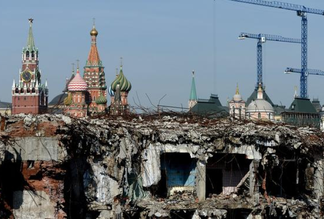 Kremļa torņi uz nojauktās viesnīcas fona pie Sarkanā laukuma. Foto: ITAR-TASS/LETA