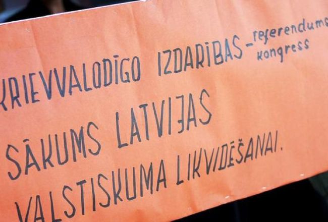 Plakāts politiski represētā Valtera Rudzīša rīkotajā piketā 9.maijā šogad pie Okupācijas muzeja. Foto: Ieva Lūka, LETA