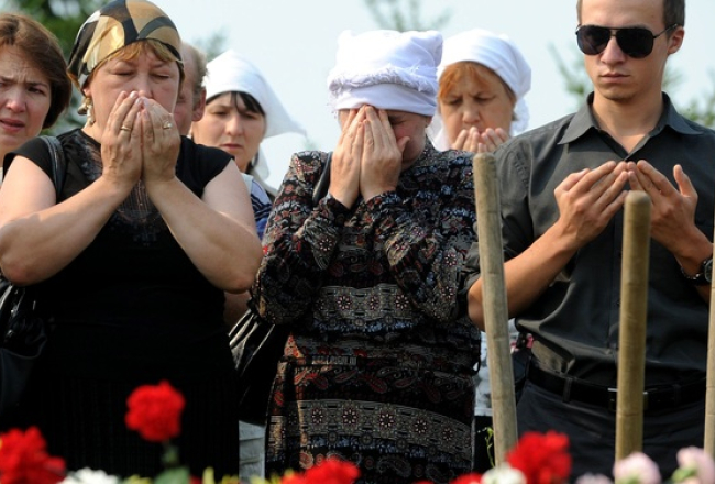 Traģēdijā bojāgājušās Fainas Valiuļinas radinieki un draugi sēru ceremonijā Kazaņā. Foto: AFP/LETA