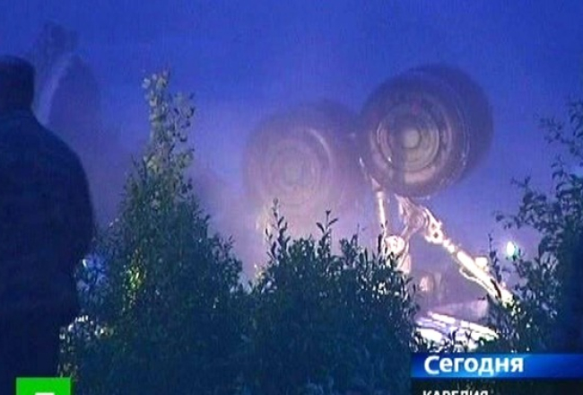 Attēlā: Avarējušās lidmašīnas atlūzas