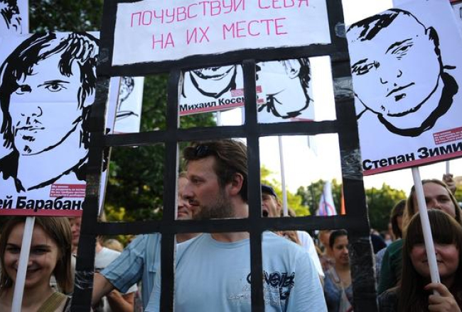 Demonstranti Maskavā augustā rokās tur plakātus ar uzrakstu: "Iedomājies sevi viņu vietā", tādējādi protestājot pret 6.maijā Bolotnajas laukuma protesta akcijā joprojām aizturēto cilvēku turēšanu ieslodzījumā. Foto: ITAR-TASS/LETA