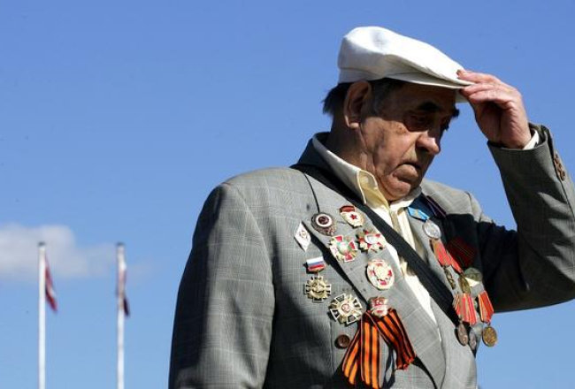 Padomju karaspēka veterāns 9.maijā pie Uzvaras pieminekļa. Foto: Ieva Čīka, LETA