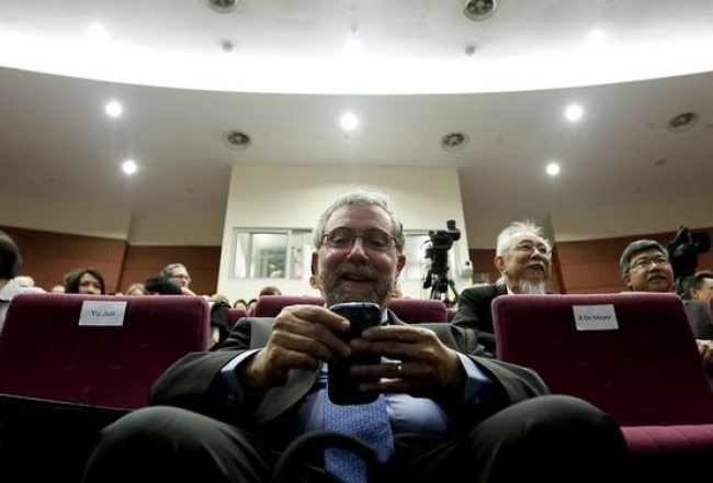 Nobela prēmijas laureāts ekonomikā Pols Krugmans var tikai pasmieties par Latvijas pīļu dīķi. Foto: EPA/LETA