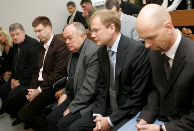 Bijušais Rīgas domes Pilsētas attīstības departamenta direktors, arhitekts Pēteris Strancis (no labās), ārvalstu pilsonis Prits Tomings, bijušās Rīgas domes Pilsētas attīstības departamenta amatpersonas - Raimonds Janita, Vilnis Štrams, bijušais Rīgas un Jūrmalas mērs Andrejs Inkulis un uzņēmēja Ināra Vilkaste. Foto: Evija Trifanova, LETA