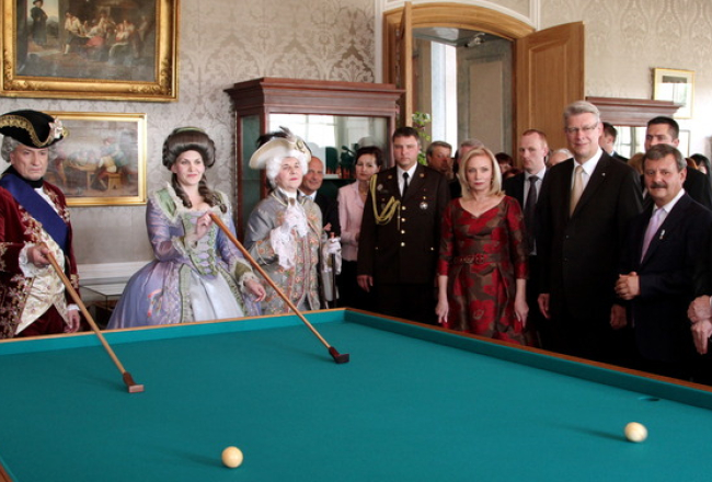 Imants Lancmanis (no labās) sava mūža darba - Rundāles pils - 275.dzimšanas dienas svinībās kopā ar toreizējo Valsts prezidentu Valdi Zatleru un kundzi Lilitu, kā arī ar mecenātu Borisu Teterevu. Foto: Kaspars Krafts, F64