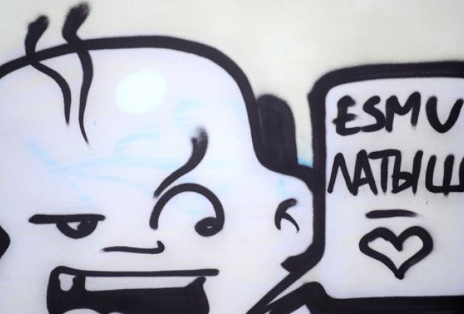 Grafiti uz kāda nama sienas Rīgā. Foto: Evija Trifanova, LETA