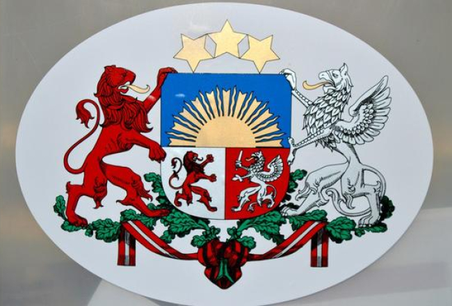 Latvijas valsts ģerbonis uz vēlēšanu kastes. Foto: Inga Nestere, F64