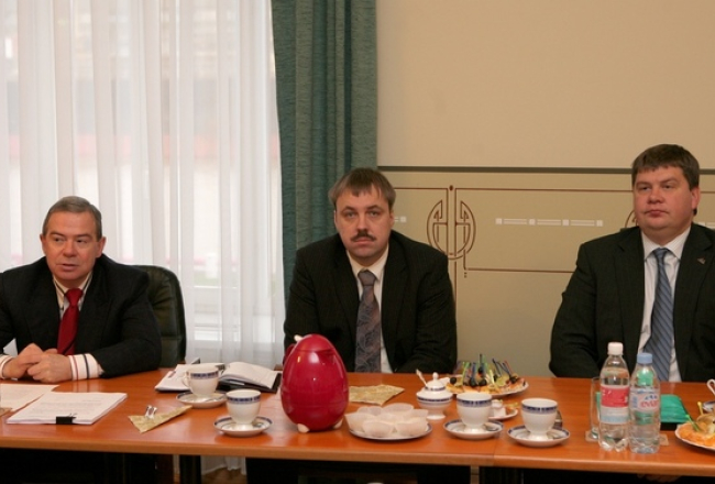 Ventspils mērs Aivars Lembergs (K), toreizējais premjera padomnieks iekšlietu jautājumos Raimonds Lazdiņš (C) un valdības vadītājs Aigars Kalvītis (L) Krīzes vadības padomes sēdē Ventspilī 2007.gada 15.janvārī. Foto: Agneses Gulbe, LETA