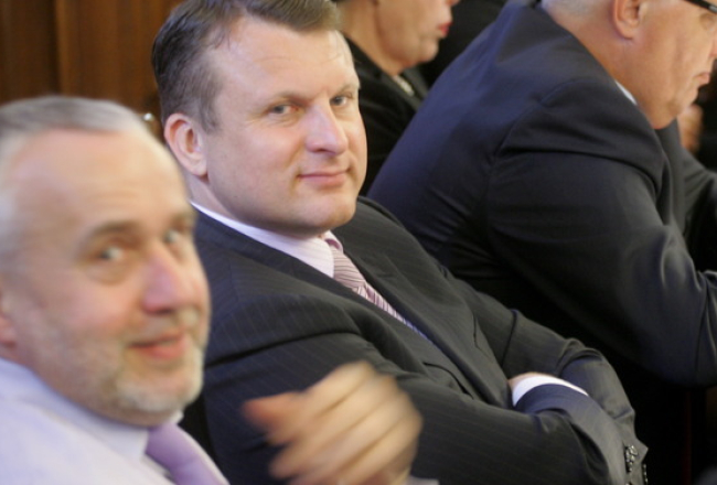Andris Šķēle (no kreisās) un Bertolta Flika labvēlis Ainārs Šlesers Saeimas solos. Foto: Raitis Plauks, F64
