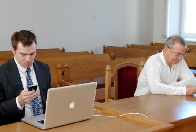 Aivars Lembergs (no labās) un Anrijs Lembergs tiesas zālē. Foto: Gints Ivuškāns, F64