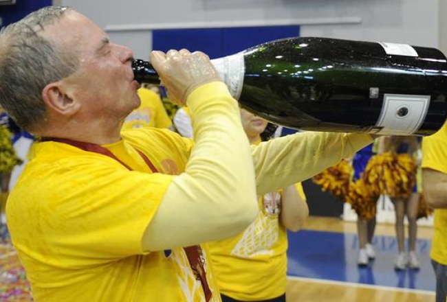 Aivars Lembergs šopavasar Baltijas basketbola līgas finālspēlē starp BK "Ventspils" un Lietuvas "Prienai" komandām. Foto: Romāns Kokšarovs, F64