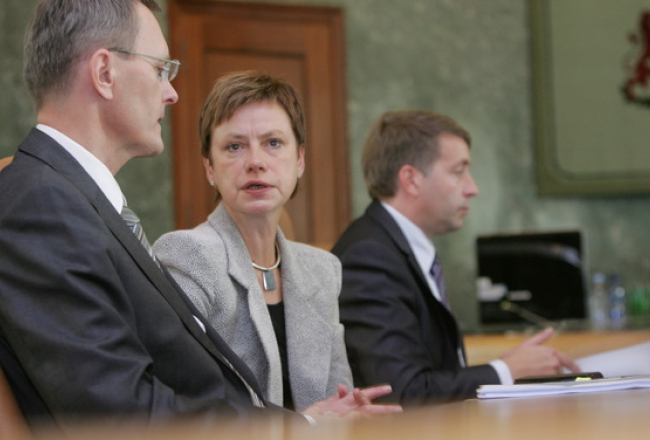 Kultūras ministre Sarmīte Ēlerte (centrā) sarunā ar finanšu ministru Andri Vilku valdības sēdē. Foto: Raitis Plauks, F64