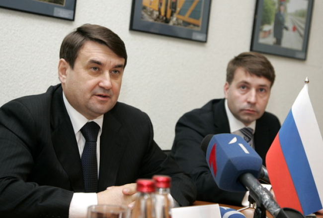 Krievijas transporta ministrs Igors Ļevitins (K) un Latvijas satiksmes ministrs Uldis Augulis (ZZS) (L). Foto: Kaspars Krafts, F64