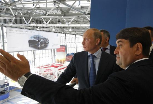 Krievijas prezidenta palīds Igors Levitins (priekšplānā) kopā ar Vladimiru Putinu pirms gada Vladivostokas lidostas izstādē. Foto: ITAR-TASS/LETA