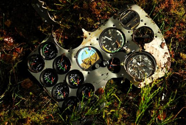 Bukultos nokritušās amatieru lidmašīnas atlūzas. Foto: Ieva Čīka, LETA