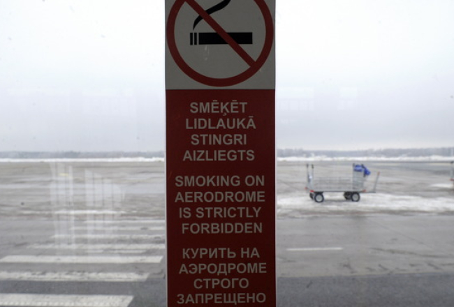 Lidosta "Rīga". Aizliegums smēķēt. Foto: Romāns Kokšarovs, F64