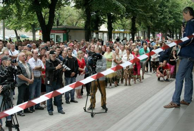 Pirms uzņēmuma jaunās padomes ievēlēšanas notika "Liepājas metalurga" arodbiedrības rīkotais strādnieku mītiņš, kurā strādnieki gribēja gūt skaidrību, kad uzņēmums varētu atsākt darbu. Foto: Dāvis Gūtmanis, LETA
