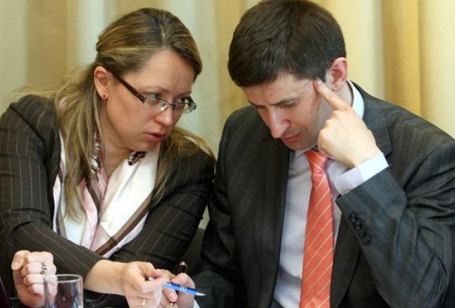 Izglītības un zinātnes ministrijas (IZM) valsts sekretāre Sanda Liepiņa un Izglītības un zinātnes ministrs Vjačeslavs Dombrovskis (RP) tikšanās laikā ar Latvijas Izglītības un zinātnes darbinieku arodbiedrības padomi. Foto: Ieva Lūka, LETA