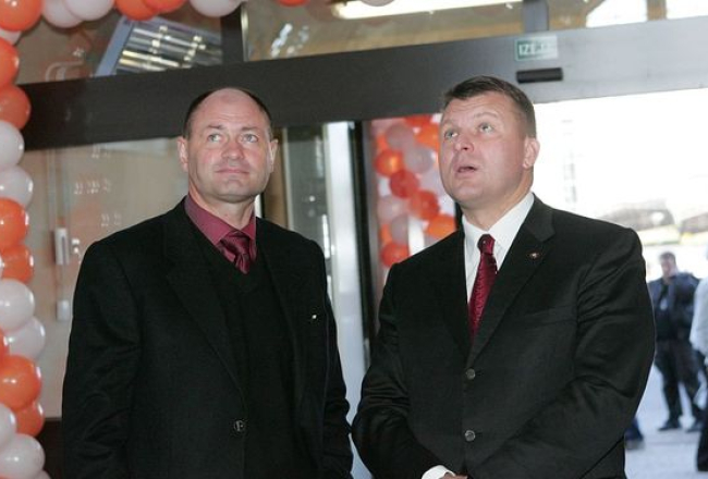 Dainis Liepiņš (K) un Ainārs Šlesers (L) vēl kopā rekonstruētā Rīgas Centrāltirgus sakņu paviljona atklāšanā pērn vasarā. Foto: Raitis Plauks, F64