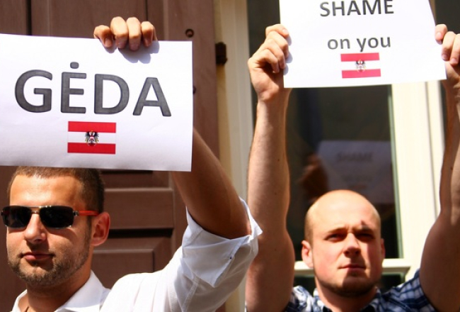 Lietuvieši protestē pie Austrijas vēstniecības. Foto: AFP/LETA