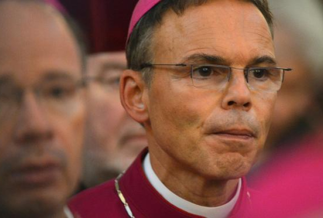 Pāvesta atstādinātais bīskaps Francis Pēteris Tebarcs van Elsts. Foto: AFP/LETA