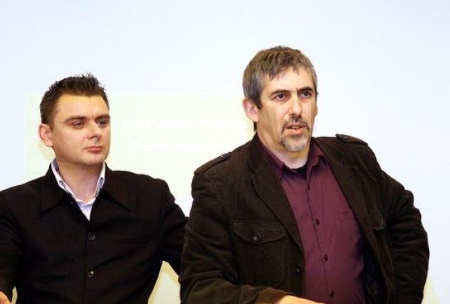 Vladimirs Lindermans (no labās) un Jevgēņijs Osipovs "Par dzimto valodu" kongresā. Foto: Kaspars Krafts, F64