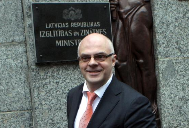 Izglītības ministrs Roberts Ķīlis pie ministrijas. Foto: Ieva Čīka, LETA