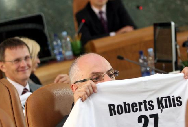 Roberts Ķīlis valdības sēdē, kurā dalīja sociālās kampaņas kreklus. Foto: Kaspars Krafts, F64