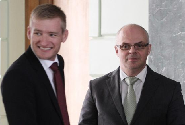 Reformu partijas atbalstītie ministri - vides aizsardzības un reģionālās attīstības ministrs Edmunds Sprūdžs (no kreisās) un izglītības un zinātnes ministrs Roberts Ķīlis. Foto: reinis Hofmanis, F64