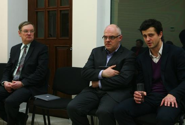 Roberts Ķīlis (vidū) domīgs par Reformu partiju. Blakus Ķīlim padomnieks Reinis Tukišs un RP biedrs Romualds Ražuks. Foto: Dmitrijs Suļžics, F64