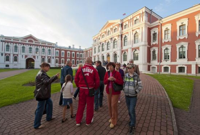Lauksaimniecības universitātes galvenās ēkas pagalmā Jelgavā. Foto: Raimo Lielbriedis, F64