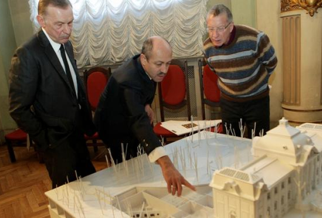 SIA "Re&Re" ģenerāldirektors Didzis Putniņš (no kreisās), Rīgas domes Īpašuma departamenta direktors Oļegs Burovs un žurnālists Andrejs Volmārs apskata Latvijas Nacionālā mākslas muzeja maketu. Foto: Ieva Čīka, LETA