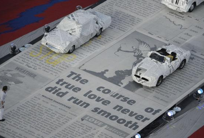 Londonas olimpisko spēļu noslēguma ceremonijas sākumā automobiļi gaida sākuma signālu. Foto: AFP/LETA