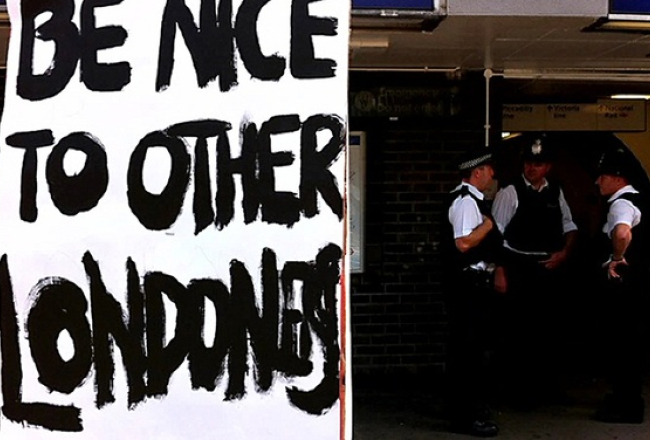 Londonieši aicina grautiņu rīkotājus būt labiem pret citiem. Foto: AFP/LETA