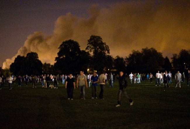 Ļaudis patrulē laukā pie Enfīldas, lai aizsargātu savus namus no bandām. Foto: AFP/LETA