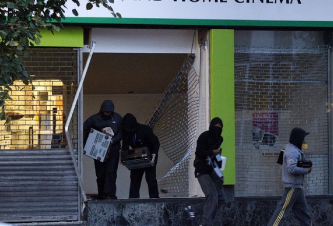 Laupītāji Birmingemā aplaupa elektropreču veikalu. Foto: AFP/LETA