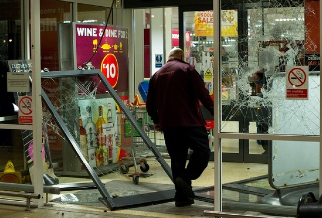 Vandaļu izdemolētais veikals Enfīldā. Foto: AFP/LETA
