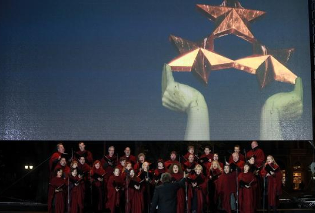Latvijas Tautas frontes 25 gadu jubilejas koncerts pie Brīvības pieminekļa. Tajā pašā vakarā LTV "Panorāma" parādīja diskusijas raisošo sižetu par Latvijas neseno vēsturi. Foto: Evija Trifanova, LETA