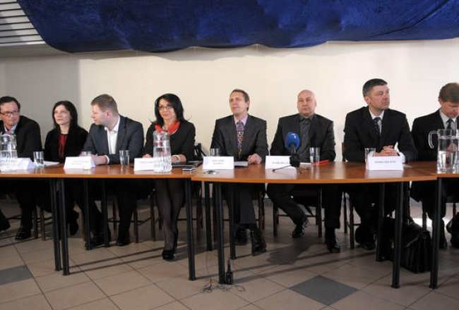 Latvijas Televīzijas (LTV) valdes locekļa amata programmu attīstības jautājumos kandidāti - bijušais radio "Star FM" programmu direktors Patriks Grīva (no kreisās), LTV septītā kanāla satura redaktore Jana Semjonova un reklāmas aģentūras "Lowe Age Latvia" izpilddirektors Sergejs Ņesterovs, LTV valdes priekšsēdētāja amata kandidāti - pētījumu aģentūras "TNS Latvia" valdes priekšsēdētāja Ginta Krivma, bijušais LTV ģenerāldirektors Rolands Tjarve un mediju holdinga "Baltijas Mediju alianse" kādreizējais izpilddirektors Ivars Belte, LTV valdes locekļa amata finanšu un tehnoloģiju jautājumos kandidāti - bijušais SIA "Baltcom TV" valdes loceklis Māris Skujiņš un VAS "Valsts nekustamie īpašumi" finanšu direktors Uģis Mālmanis piedalās Nacionālās elektronisko plašsaziņas līdzekļu padomes organizētajā publiskajā diskusijā Latvijas Televīzijā. Foto: Lita Krone, LETA