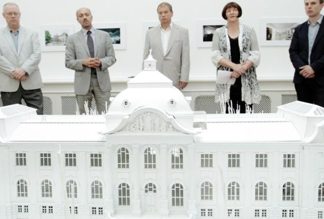 Rīgas domes priekšsēdētāja vietnieks Andris Ameriks (centrā), Īpašuma departamenta direktors Oļegs Burovs un muzeja direktore Māra Lāce piedalās Nacionālā mākslas muzeja ēkas restaurācijas, rekonstrukcijas un jaunbūves projekta” izstādes atklāšanā Latvijas Nacionālā mākslas muzeja zālē šovasar. Foto: Rūta Kalmuka, F64
