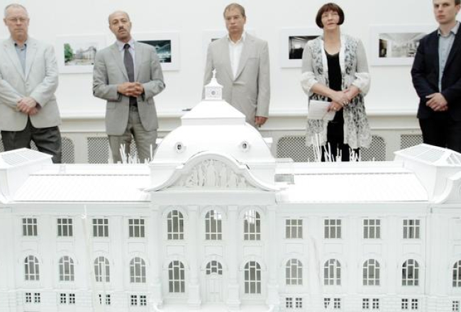 Pie Latvijas Nacionālā mākslas muzeja renovācijas maketa sastājušas visas atbildīgās amatpersonas. Foto: Rūta Kalmuka, F64