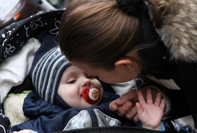 Māmiņa un bērniņš. Foto: Lita Krone, LETA