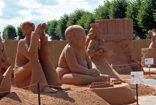 2014_09_magic-sand-sculptures-sm-media-large.jpg