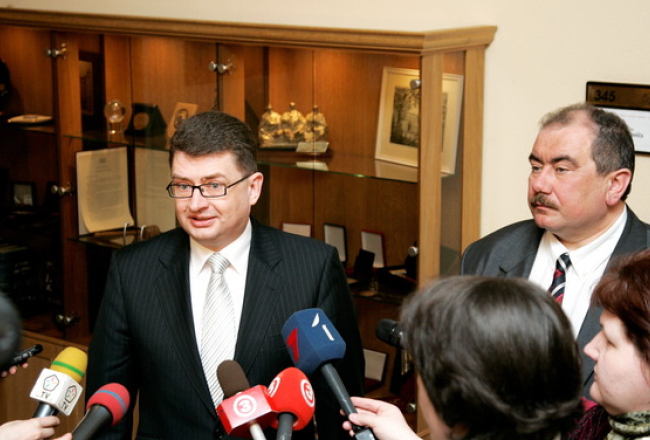 Bijušais ģenerālprokurors Jānis Maizītis (no kreisās) un AT priekšsēdis Ivars Bičkovičs ģenerālprokurora pārvēlēšanas laikā. Foto: Andrejs Terentjevs, F64
